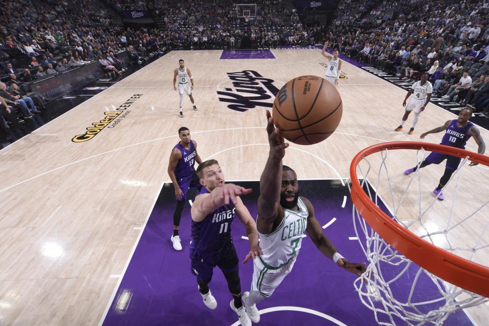 曾凡博无缘男篮亚洲杯引热议 媒体人：与其被动输球 不如主动锻炼年轻人